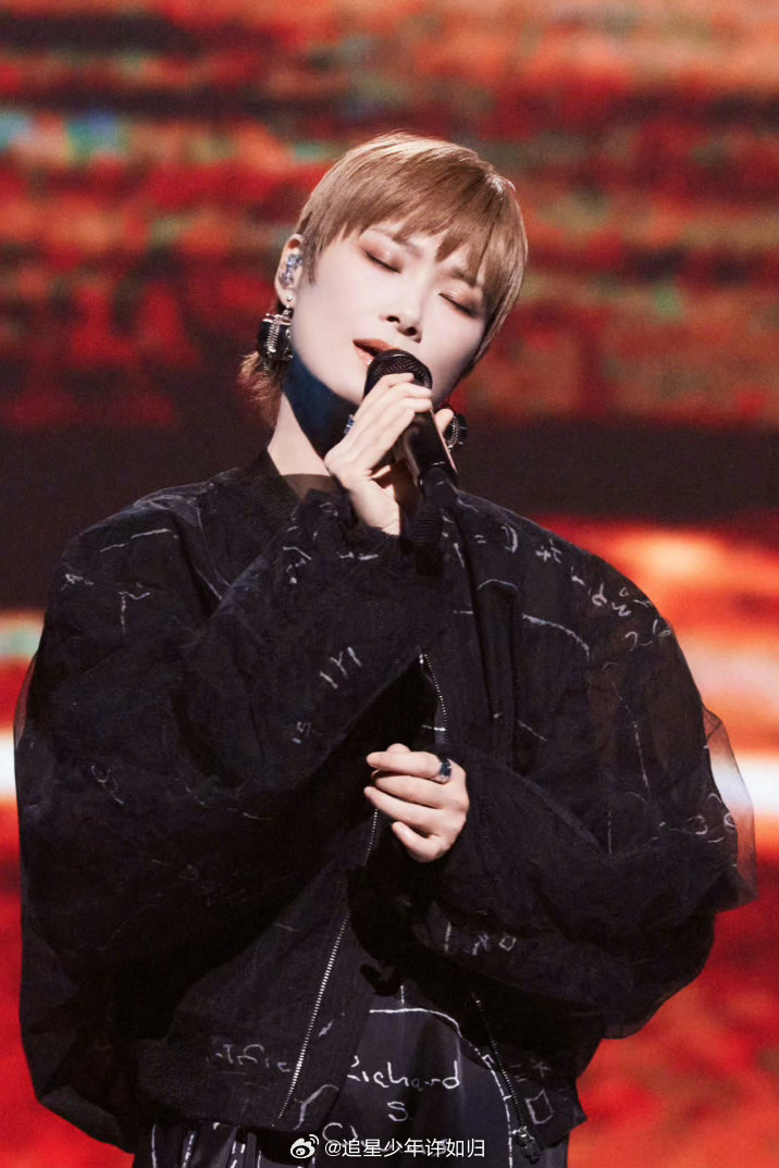 李宇春王菀之眼神并不清白我有恋姐癖是李宇春的错 这期节目的看点确实在于两个人之间