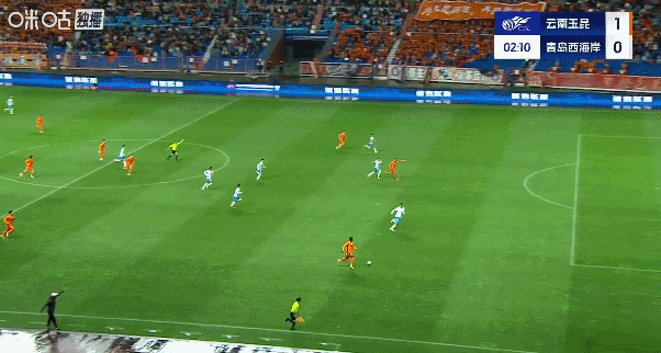 只见边路助攻队员一脚精准传球，此刻，拍马杀到门前的另一名队员也不含糊，直接顺势用