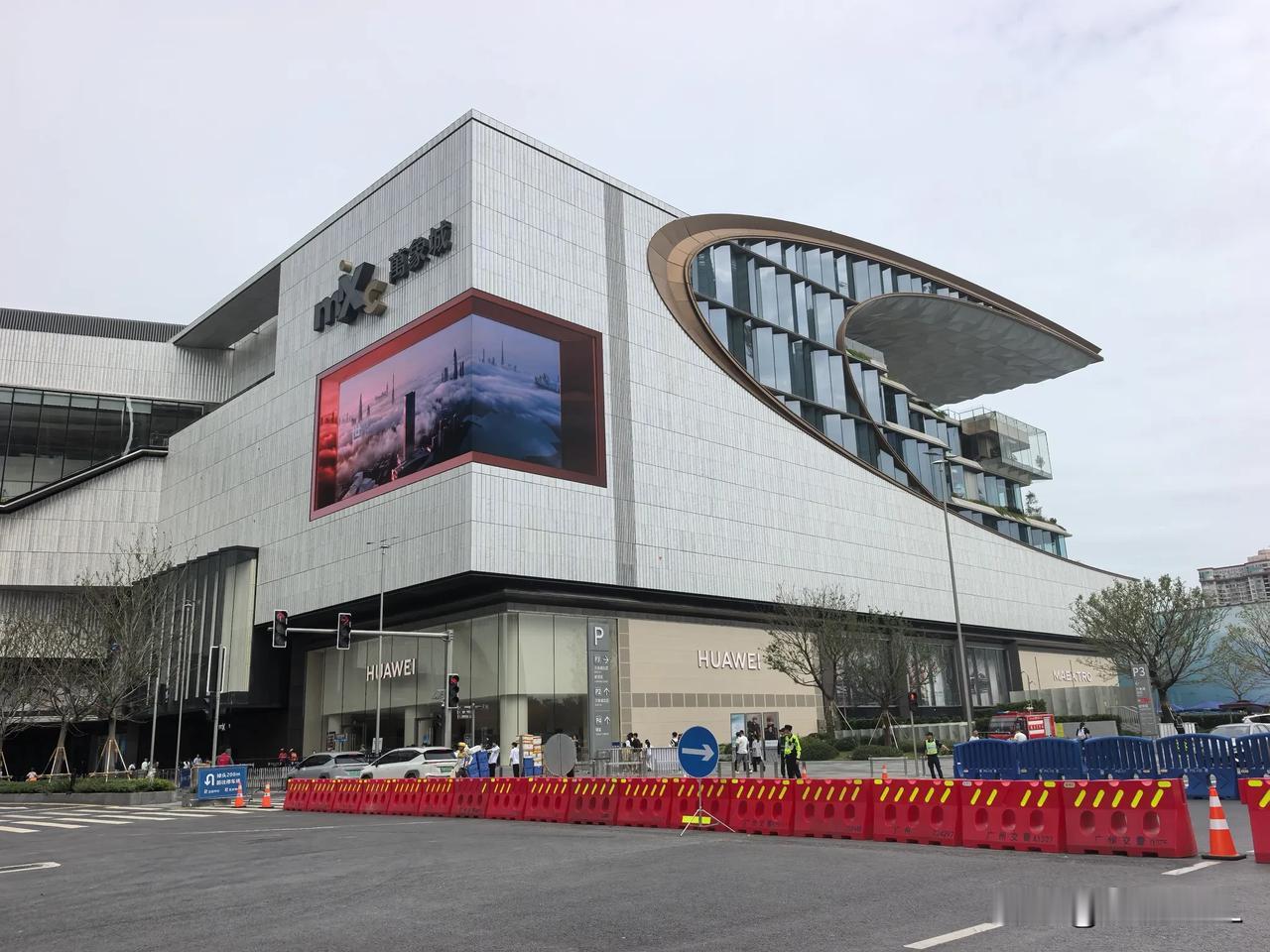 白鹅潭万象城开业第五天
晒图大赛     
白鹅潭万象城开业第五天，发小相约来打
