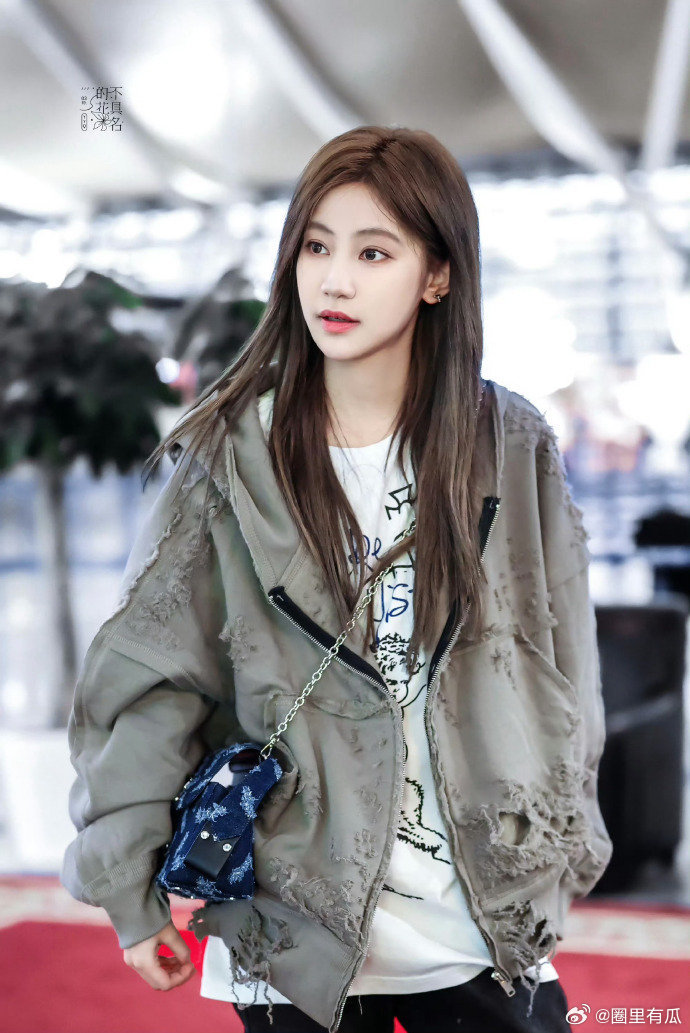 袁一琦出发巴黎时装周路透照 