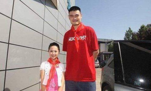 哈哈哈，与姚明一起合照的女星就数这张让人如沐春风了吧？

镜头中穿着红T恤、戴着