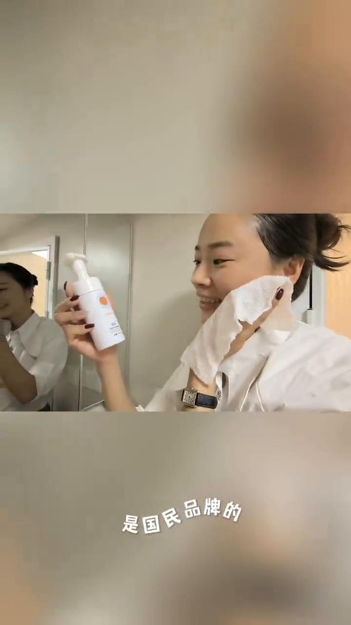 这款洗面奶别看它便宜，但是真的很好用。没错，就是这款悦蕾玫瑰莹润净颜慕斯，大家也