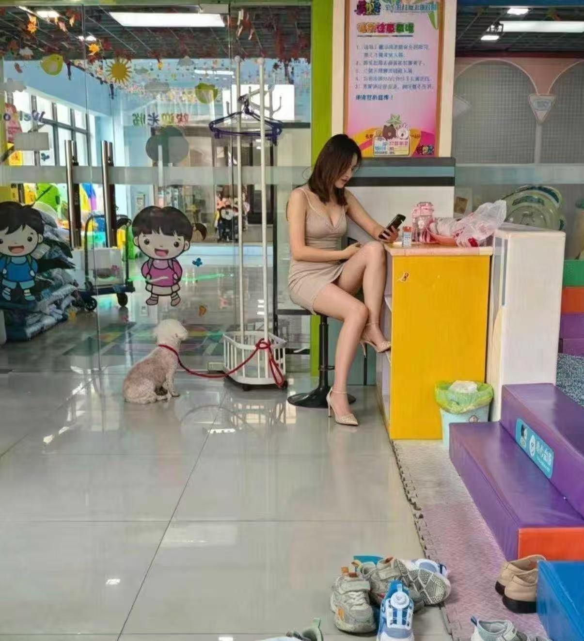 真想替老婆以后天天来接儿子放学！[偷笑][偷笑][偷笑]老婆要维护老公 接孩子放