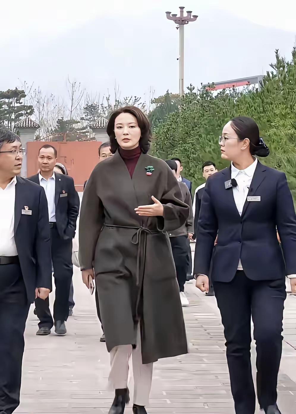 明艳大气，性格温柔，又是高学历，颜值不输董卿，气质不输周涛，妥妥的央视一姐。猜她