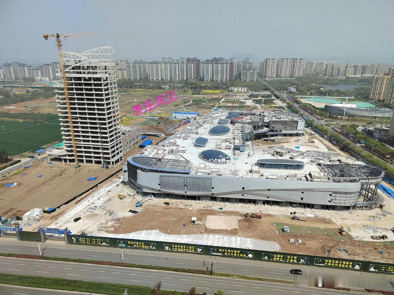 市中万达，进度不错～！｜近日，在新派时代中心26层俯拍了建设中的枣庄市中万达广场