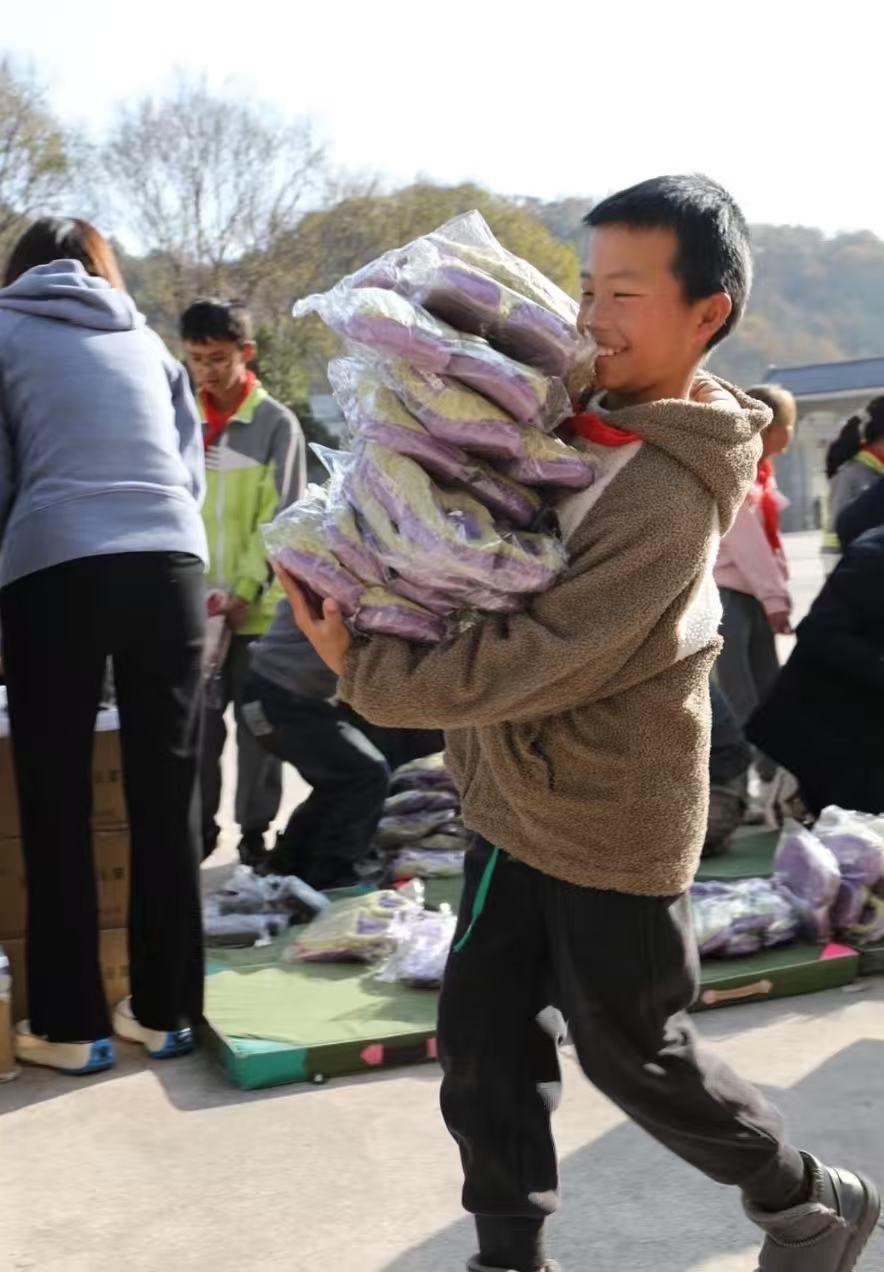 秦岭笑谈【星光暖童心，微光筑梦行——曲阜师范大学实践队走进社区关爱留守儿童】青春