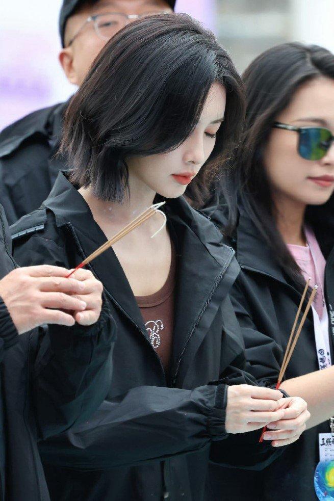 #孟子义剪了短发# 新剧《三线谜回》开机现场 短发黑色外套可飒可美 期待早日上映
