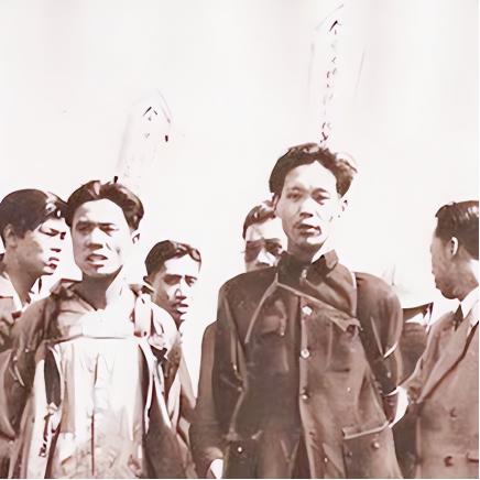 1947年，共产党员陈斌即将被敌人处决，他突然看到人群中有三个熟悉的身影，立马大