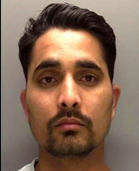 中午，外卖送到。
一个47岁的男人，普拉贾帕蒂，站在门口，递过餐盒，眼神却带着一