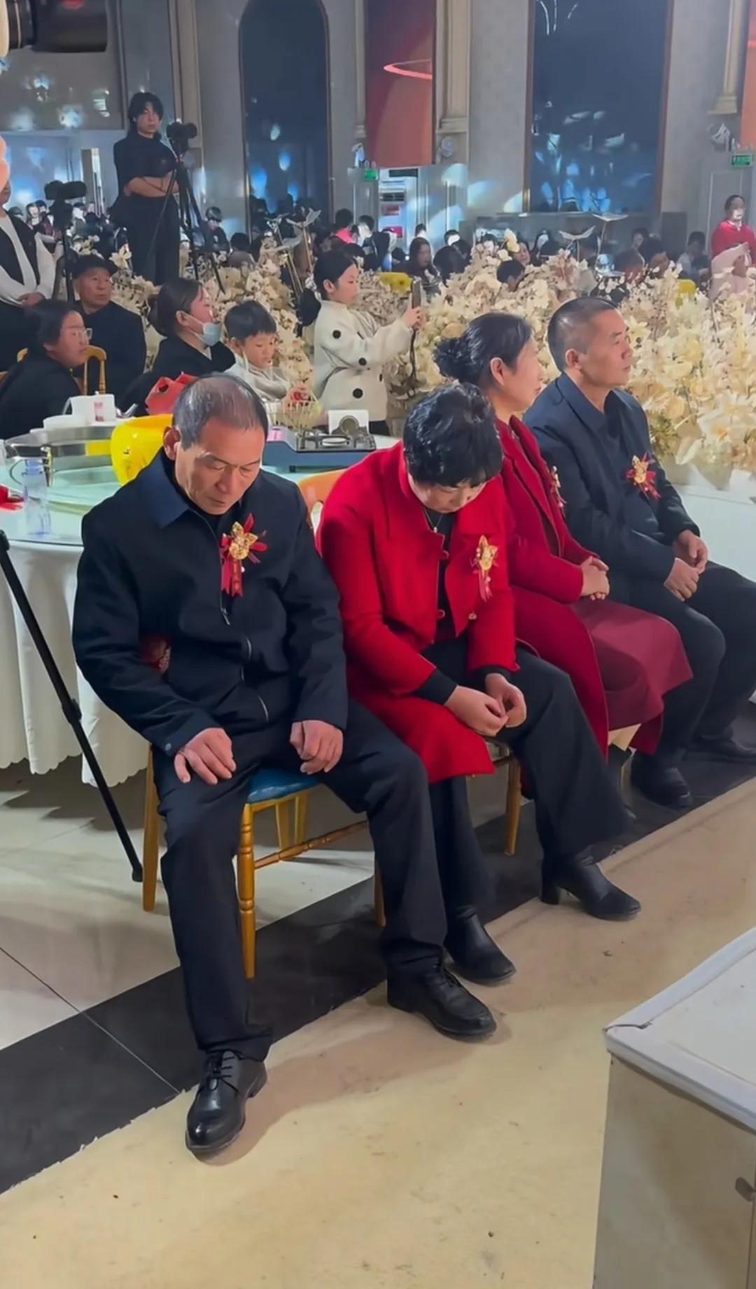 猜猜哪个是新郎的父母，哪个是新娘的父母？