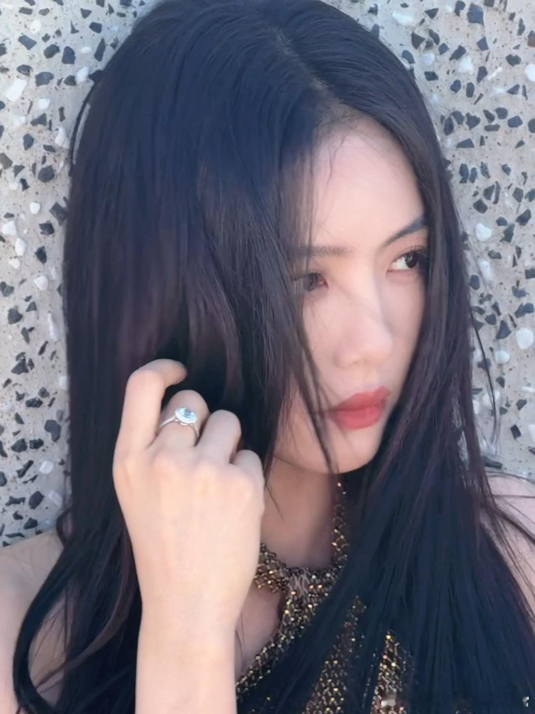 #蔡文静吴谨言撞衫#美女的眼光总是相似的，好喜欢看蔡文静和吊带裙的搭配，简简单单