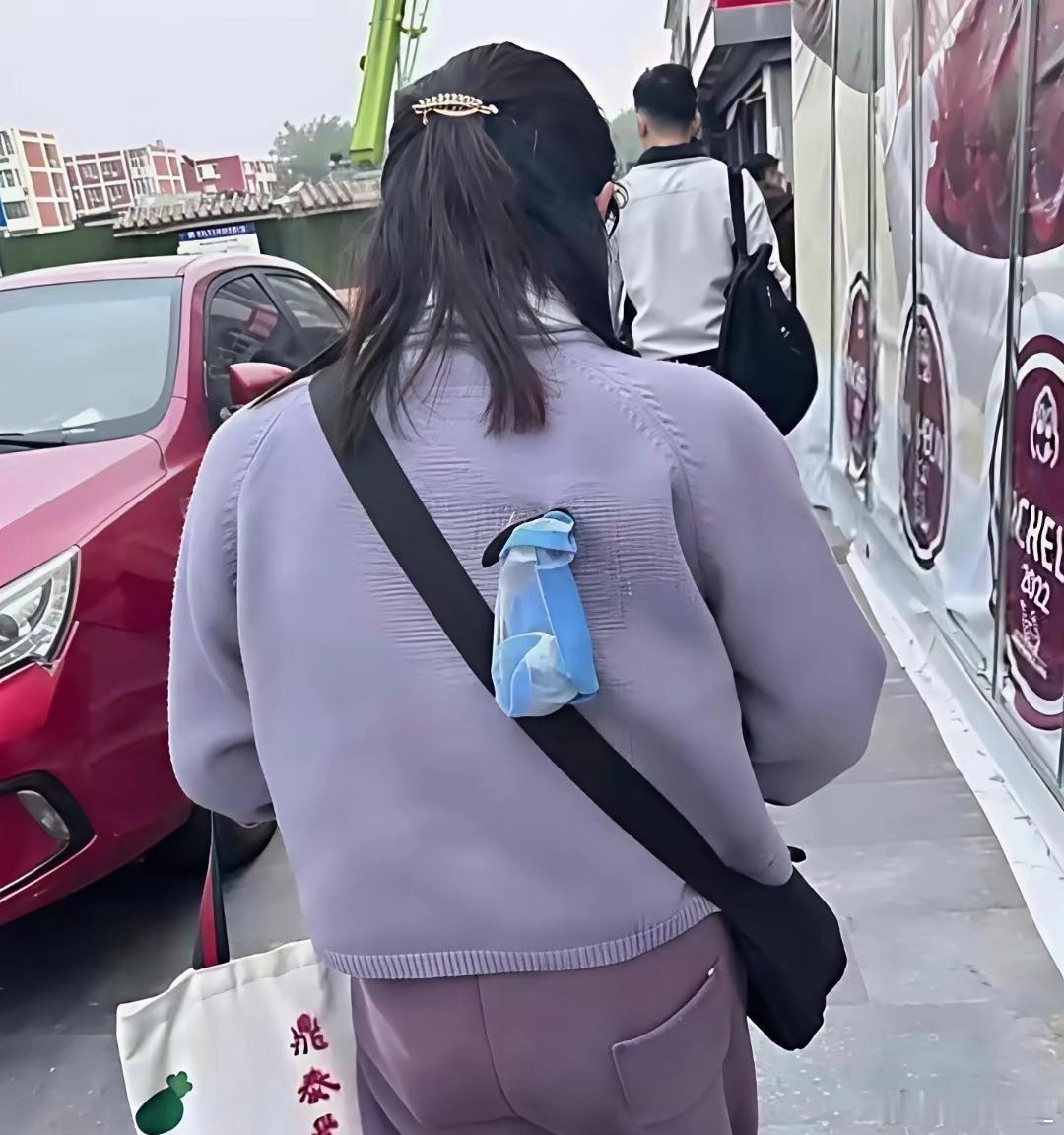 跟了她一路了，提醒不提醒她呢？