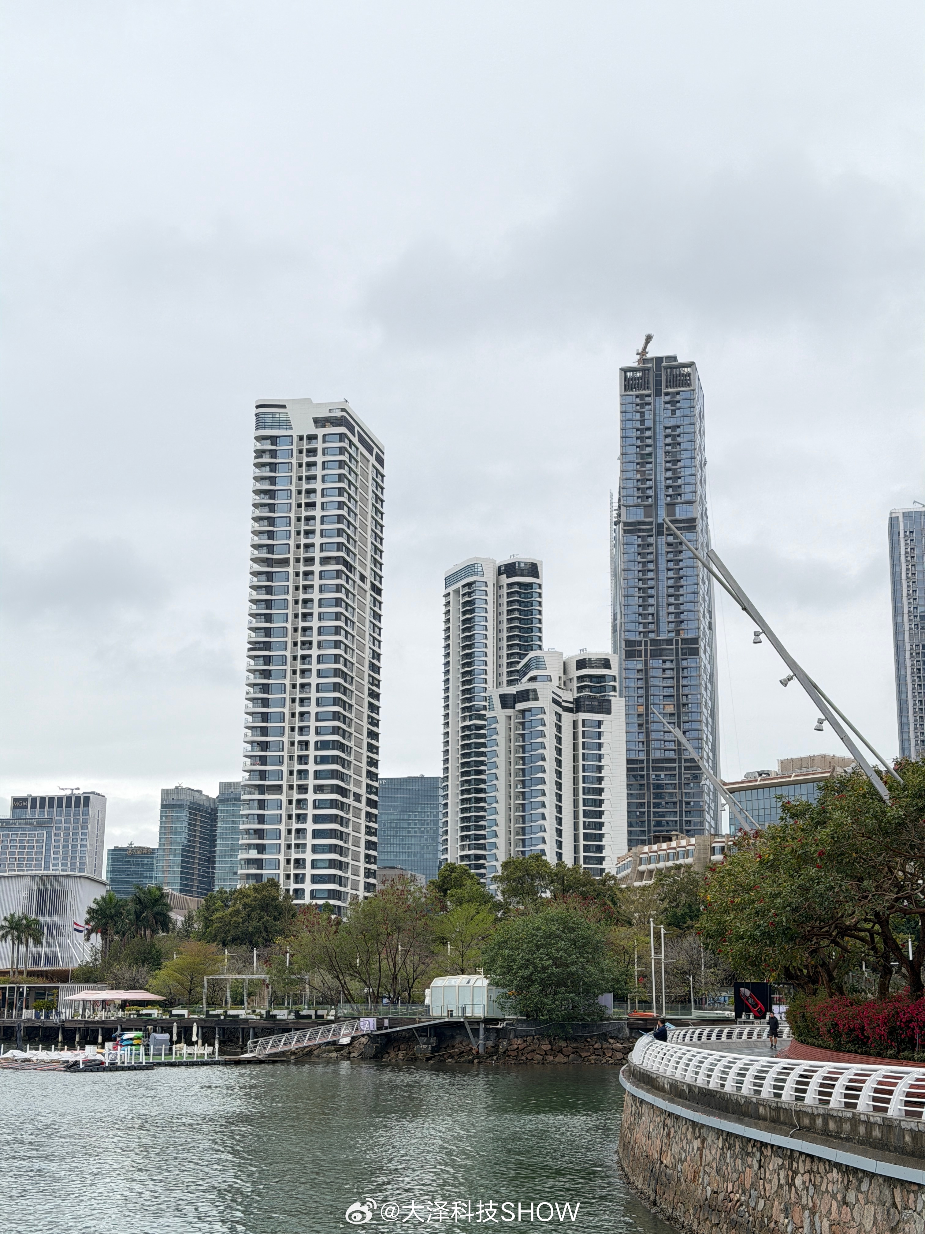 深圳好松弛啊，尤其是在海边走一走，心情都舒畅了，明天回北京两会也开始了 深圳·深