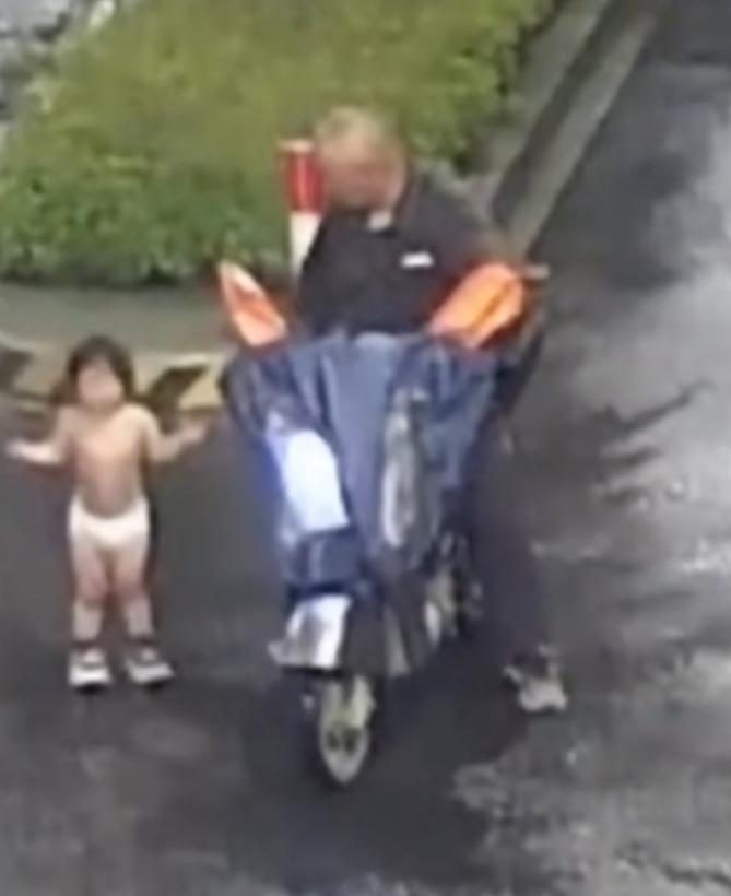 两岁幼童凌晨独自出门“探险”，路人暖心守护助其回家
 
凌晨四点，城市还沉浸在睡
