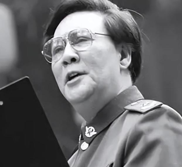 标题：1992年晚会，毛主席特型演员古月走到舞台中央，与演员亲切互动
1992年