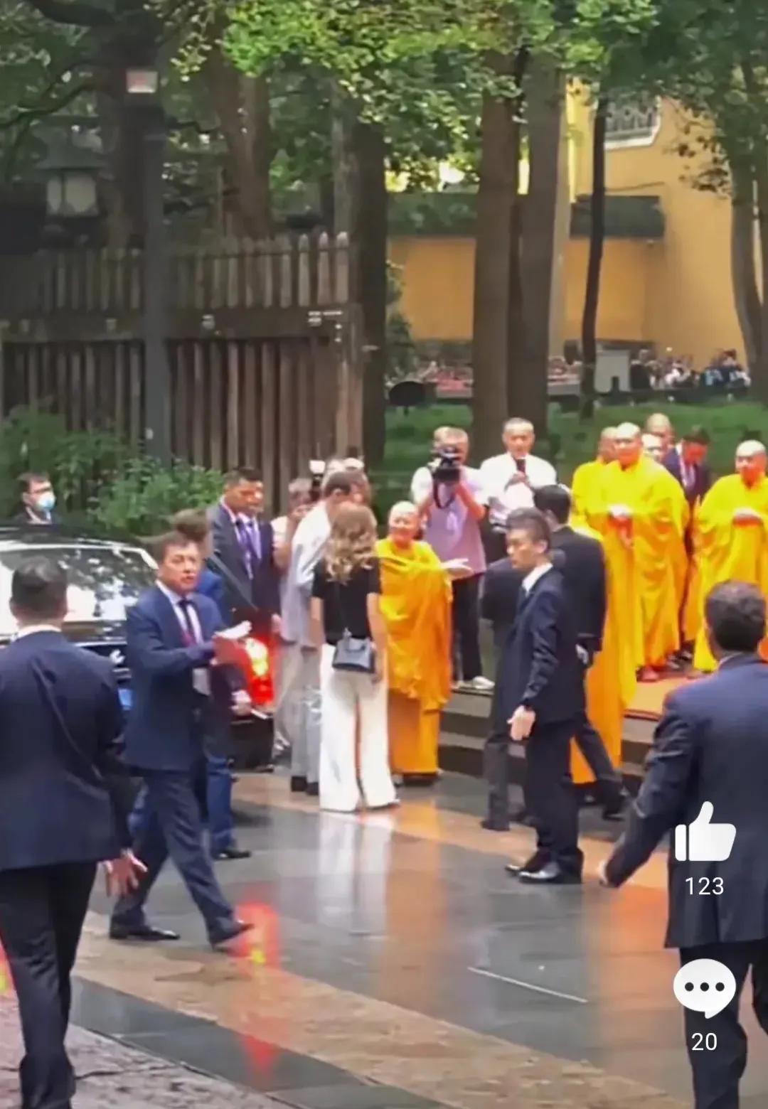 叙利亚总统携其夫人前往杭州某知名寺庙烧香，希望中国的神仙能够为叙利亚国民带来好运