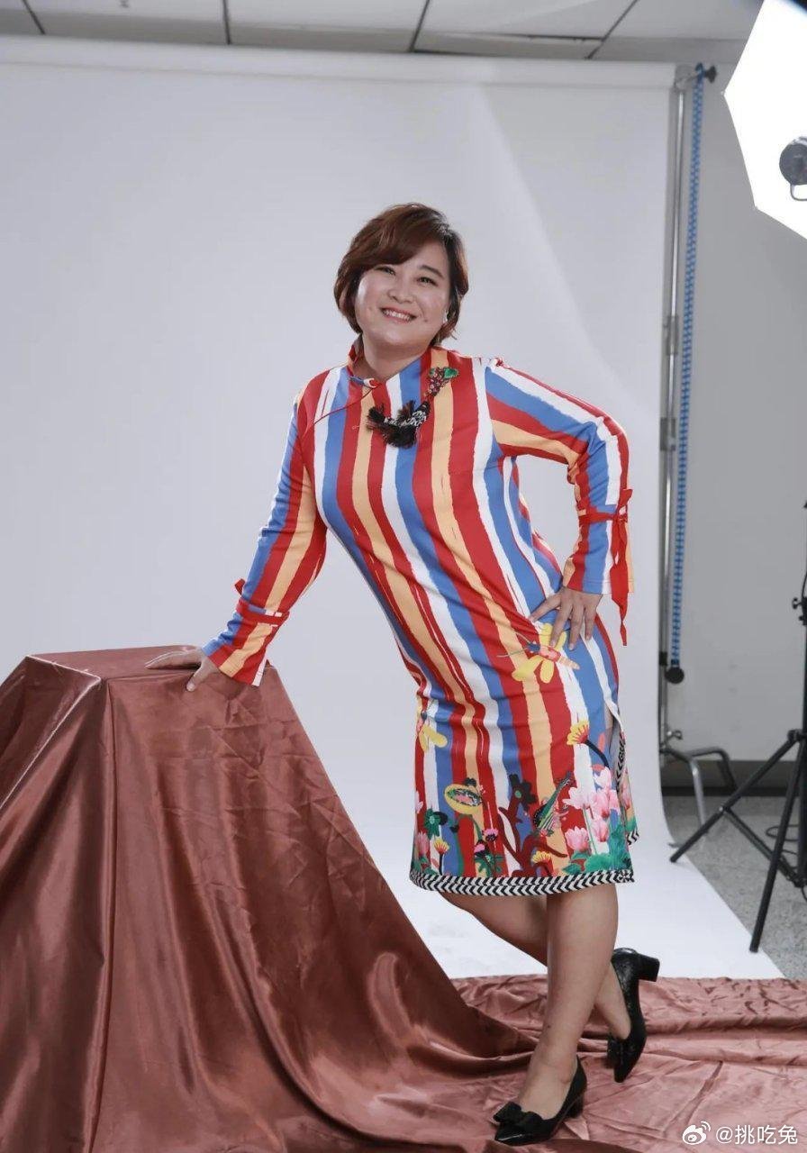 贾玲胖的时候有喜感很讨观众喜欢，瘦了以后只能讨自己喜欢了[允悲] ​​​