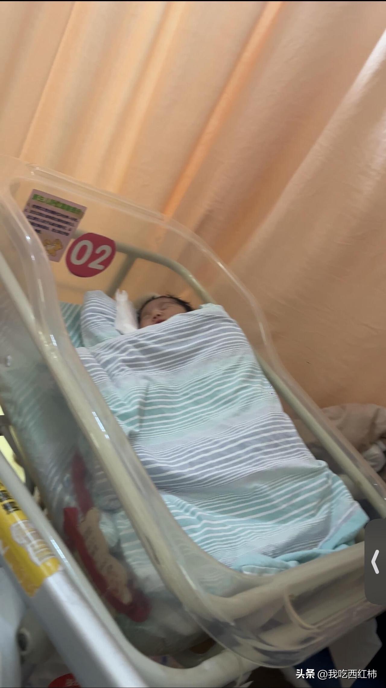 剖腹产第3天，我在走廊里崩溃了😭
剖腹产后的第三天，我在医院走廊里抱着孩子崩溃