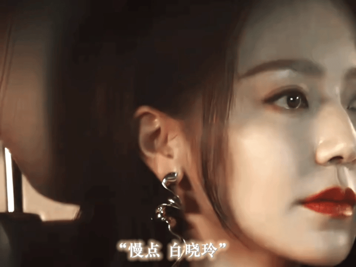 眼神里全是戏！怼人时的凌厉、装委屈时的柔弱，每一种状态都精准拿捏！ 