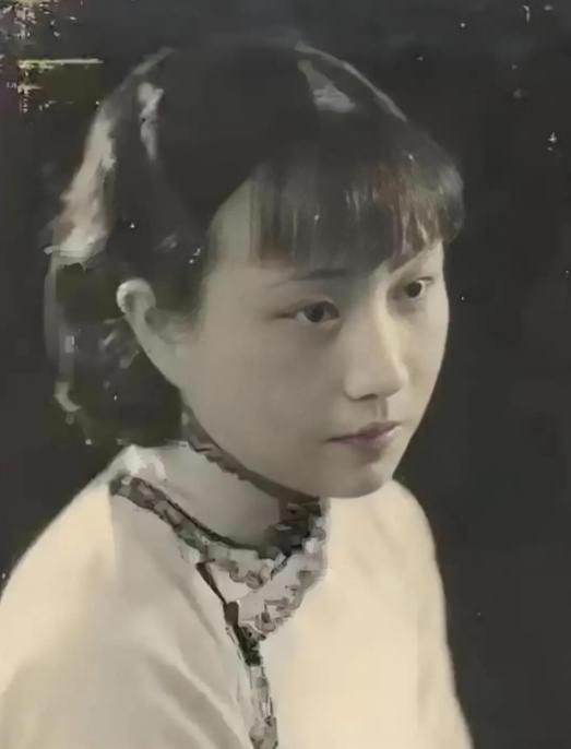1925年陈诚回乡奔丧，七年原配上前想与之亲近，却被陈诚一把推开，绝望之下妻子抓