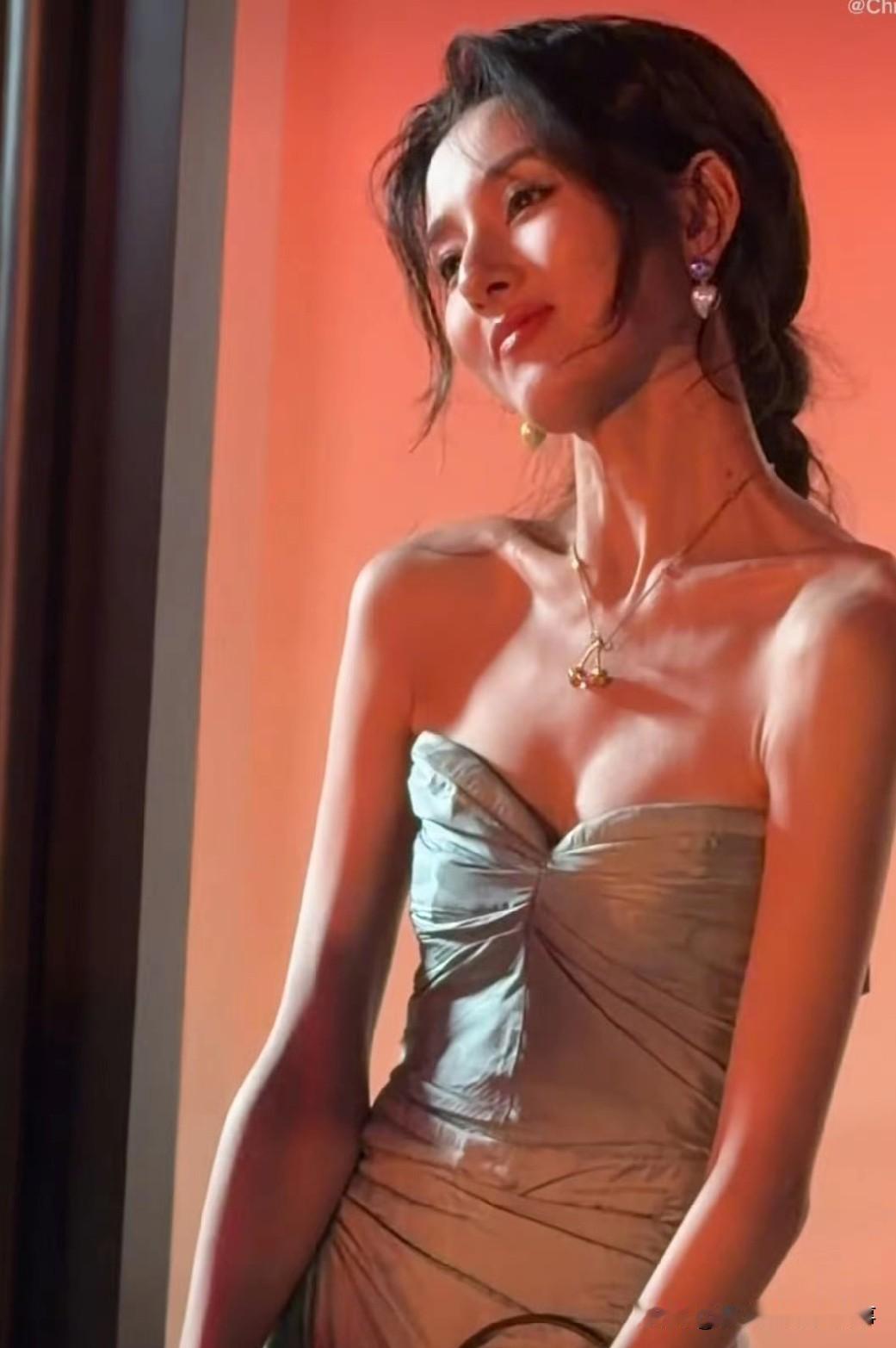 宋祖儿活动近照身形消瘦成焦点！
她本是肉肉脸，瘦得夸张脸上仍有肉，可整体太瘦，不