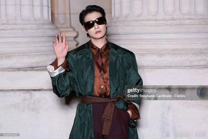 魏大勋巴黎时装周出街g社生图🈶，ysl帅哥魅力释放 