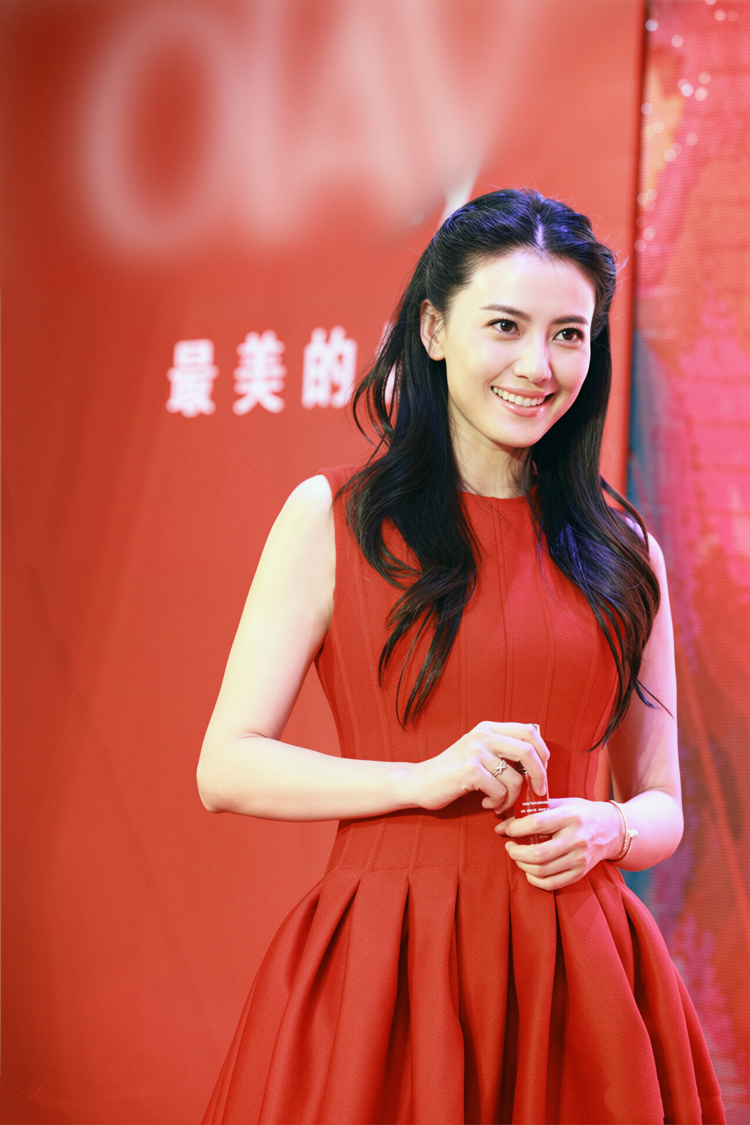 看得这组红裙活动图，瞬间悟了职场最舒服的状态到底是什么！就像圆圆这身红裙，明艳却