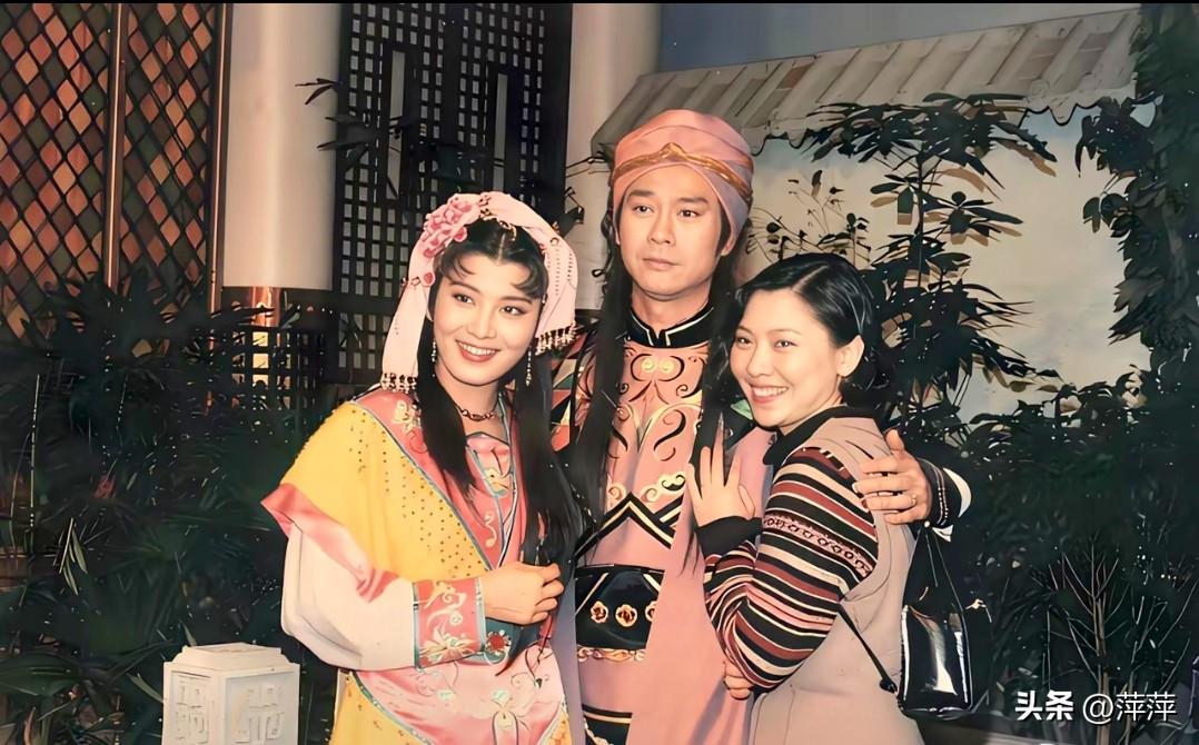 郑少秋1995年拍摄《香帅传奇》时的珍贵片场照，他身着楚留香锦袍，左为饰演上官无