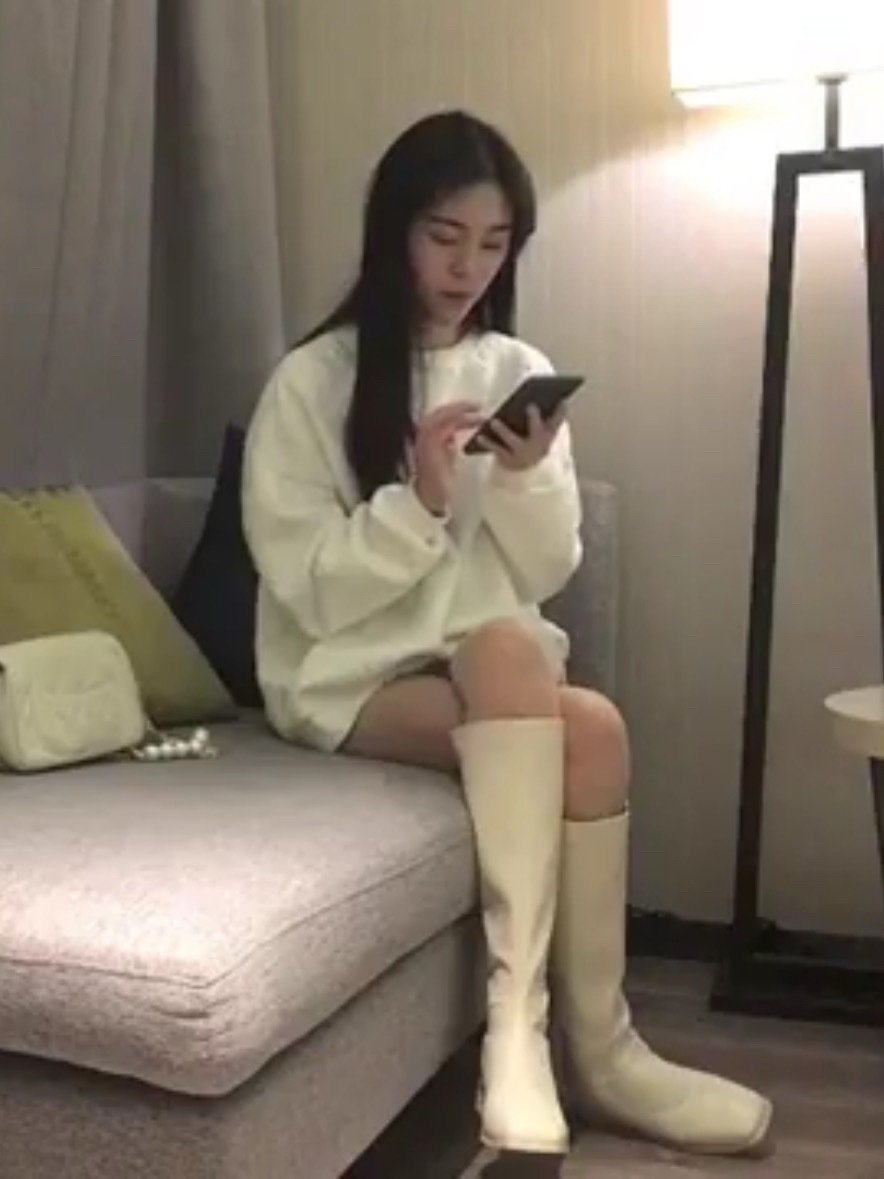 她，是你心中的刺，时刻提醒着你的渴望与无法触及。 
