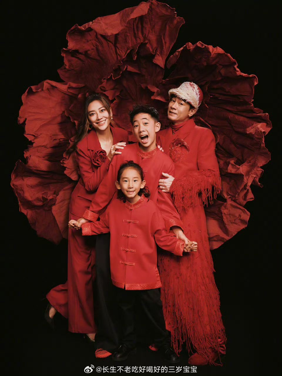 应采儿儿子Jasper长这么高了谁懂啊！看着Jasper的照片，突然想起他小时候