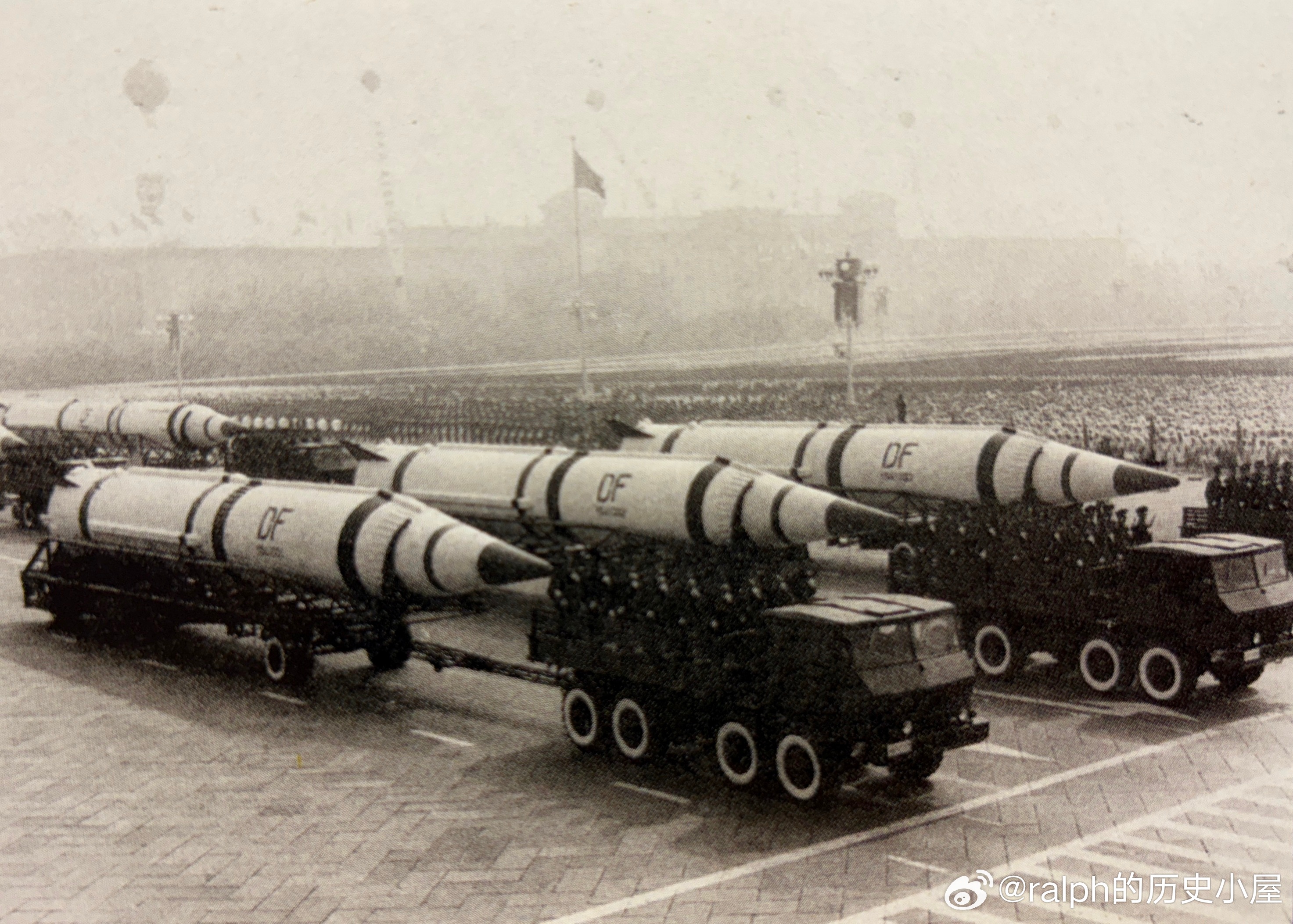 1984年10月1日国庆阅兵中的黄河牌JN252型导弹运载车军事历史全触达 ​​