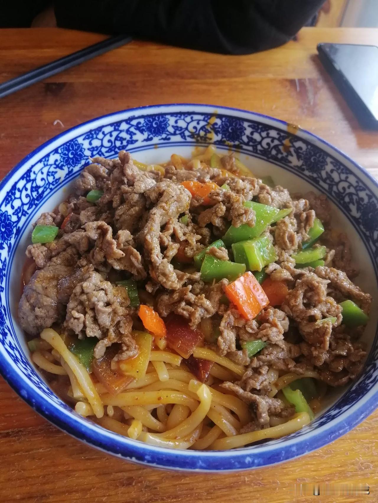 中午和同学吃的香辣牛肉炒面，25元／碗！这可是良心卖家！[捂脸][捂脸][捂脸]