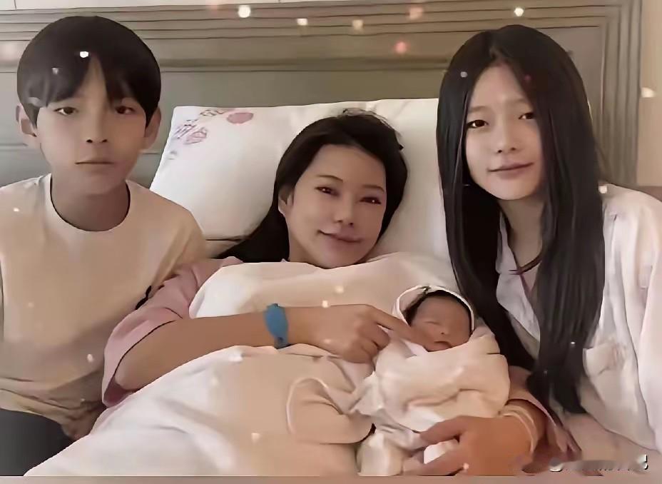 一家人同框，为啥没有汪小菲？
小玥儿和霖霖去看马筱梅和新出生的小弟弟七月，明显看