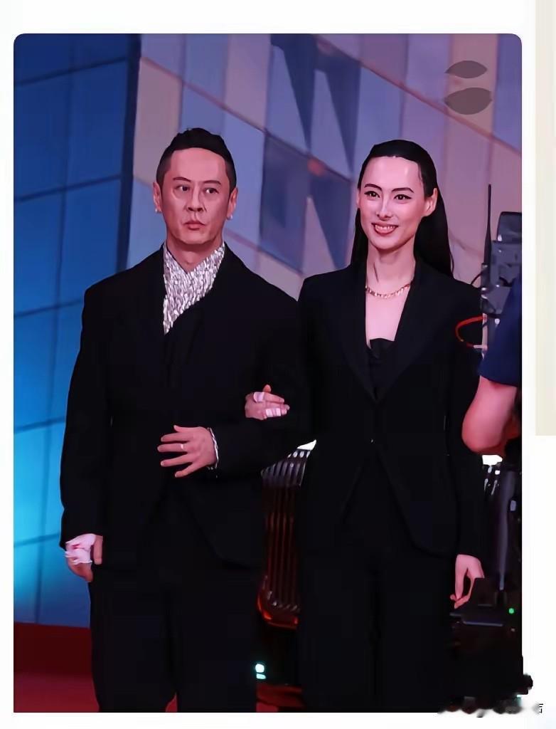 今晚心里不是滋味的，大概就是李泽楷了。
梁洛施直接带着男友马浴柯亮相公开活动，整