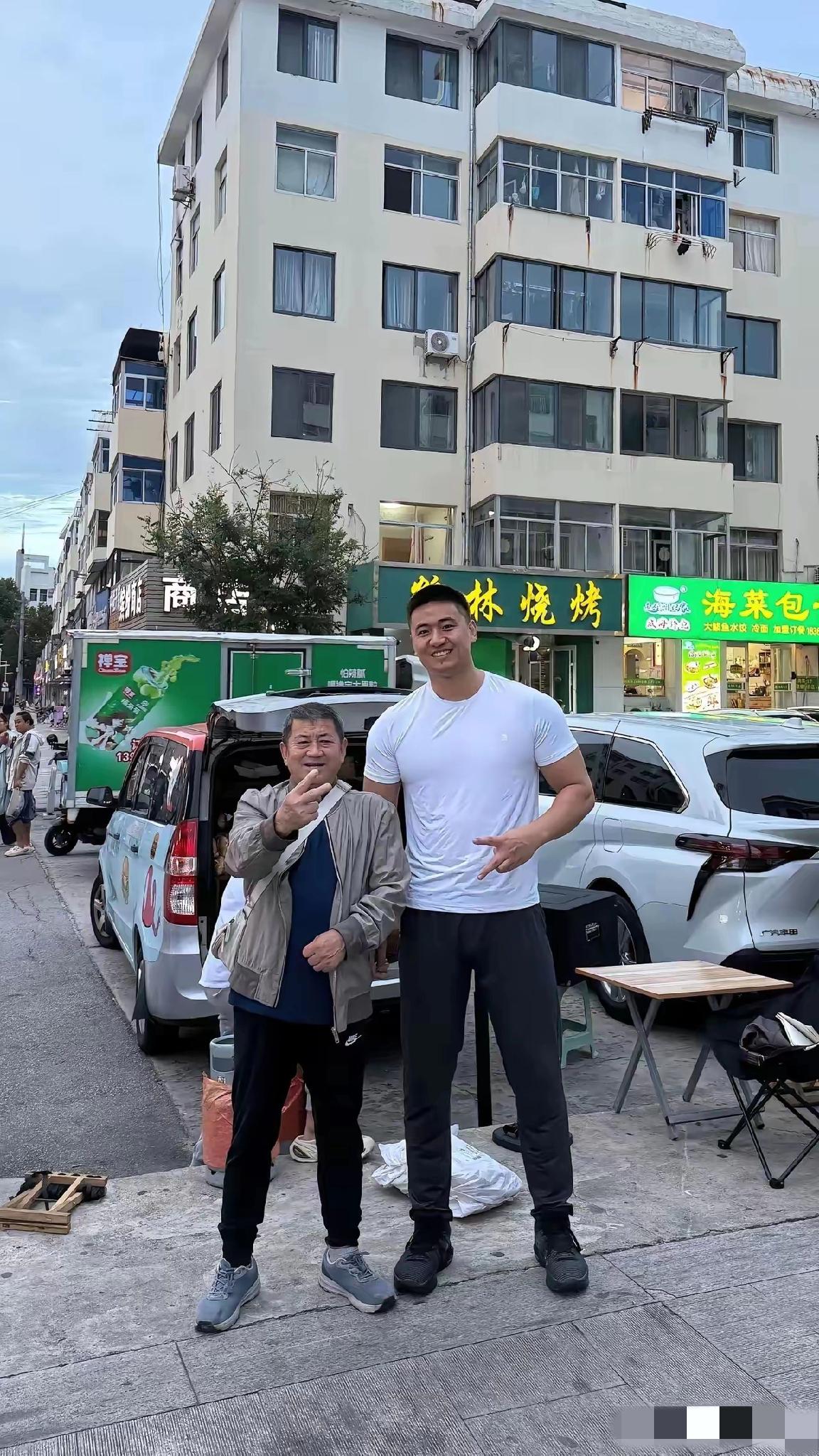 好奇！爸爸这么矮，为何儿子能长这么高？基因突变了吗？[what]