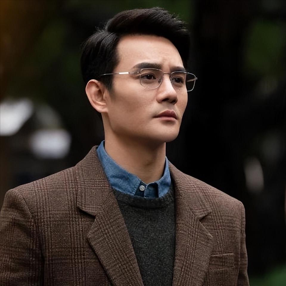演员，王凯说，拍完琅琊榜，我和胡歌，靳东一起参加活动，现场粉丝很多，大家跳着叫着