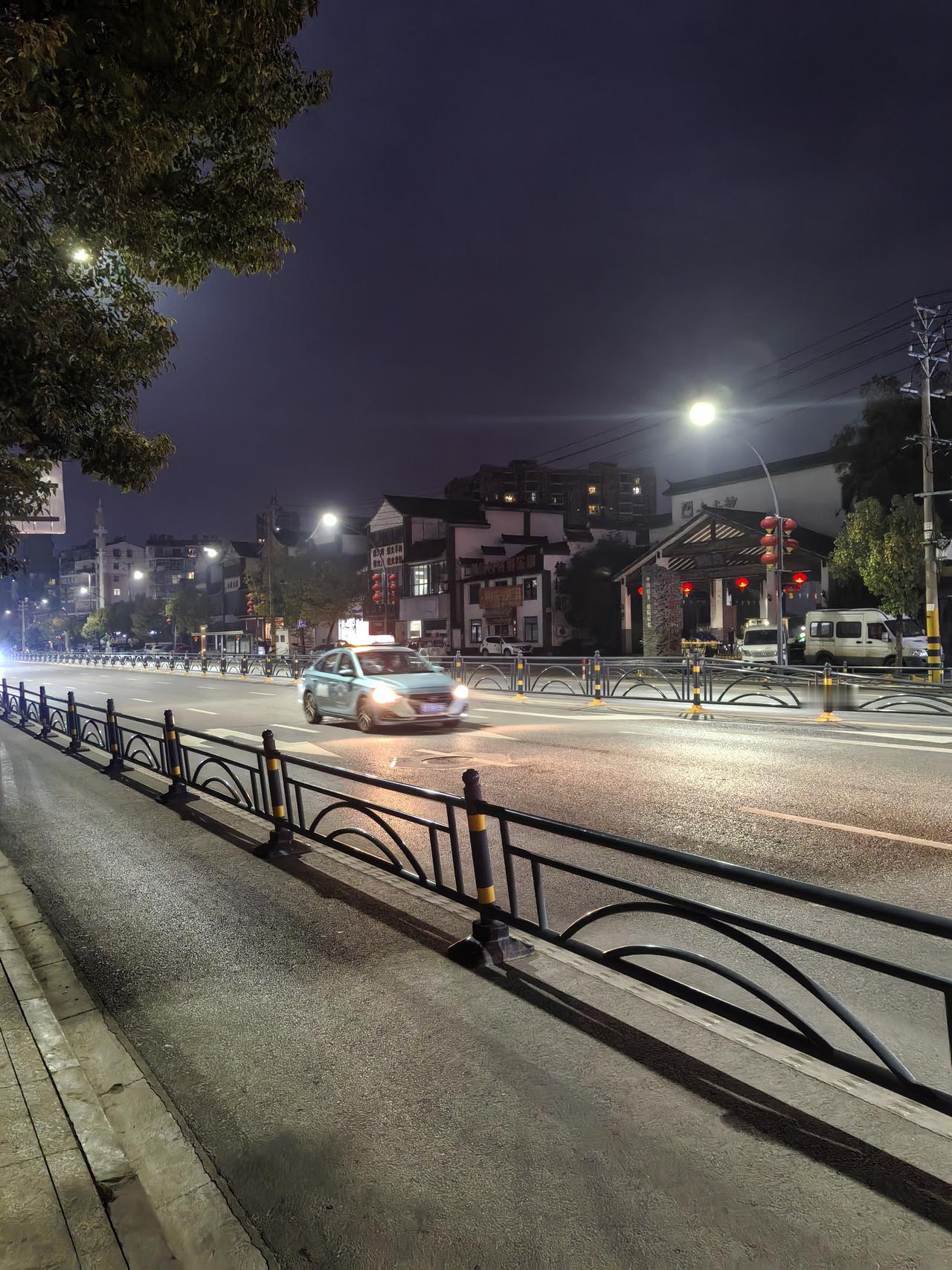 晒图笔记大赛 参加个晒图笔记大赛，给大家分享下鄂州街头夜景。鄂州街头的夜晚，那叫