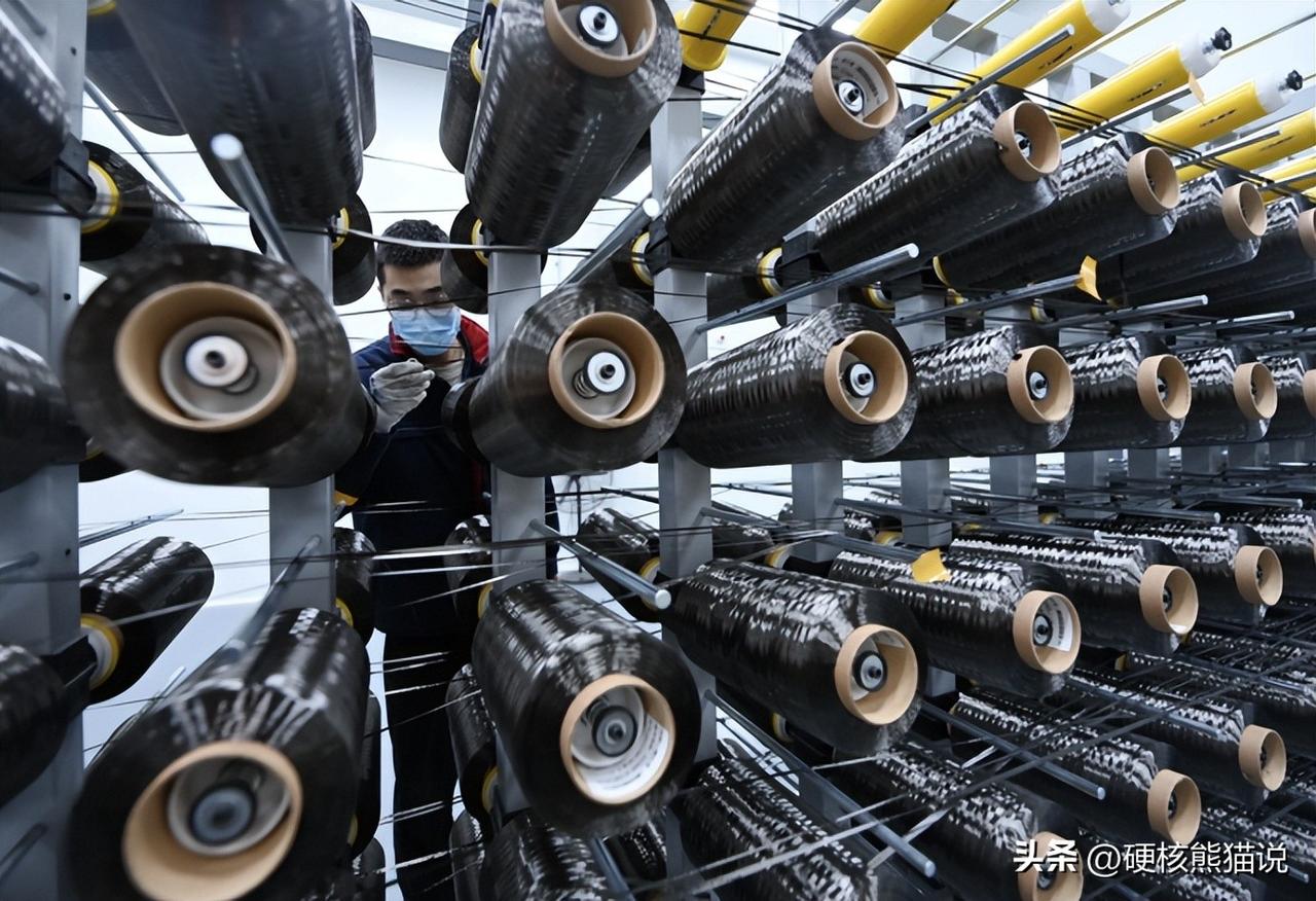 很多人没明白，中国T1200碳纤维突破后意义有多大？这么说吧？咱们战斗机、航天等