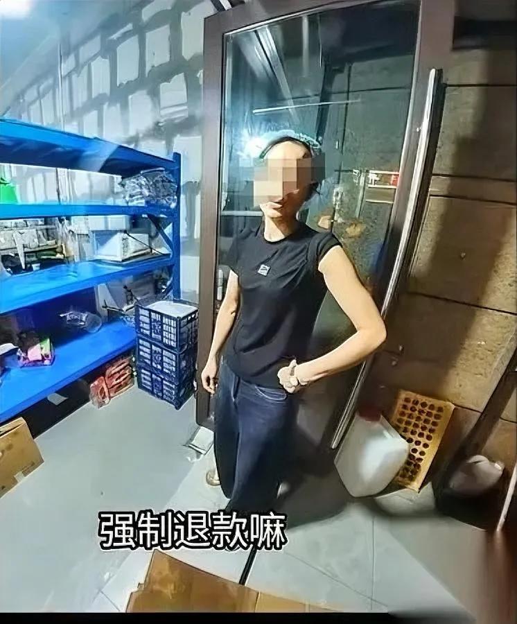 这女大学生算栽了！

就为顿外卖，被警察堵在宿舍。

四川外卖小哥的视频戳了好多