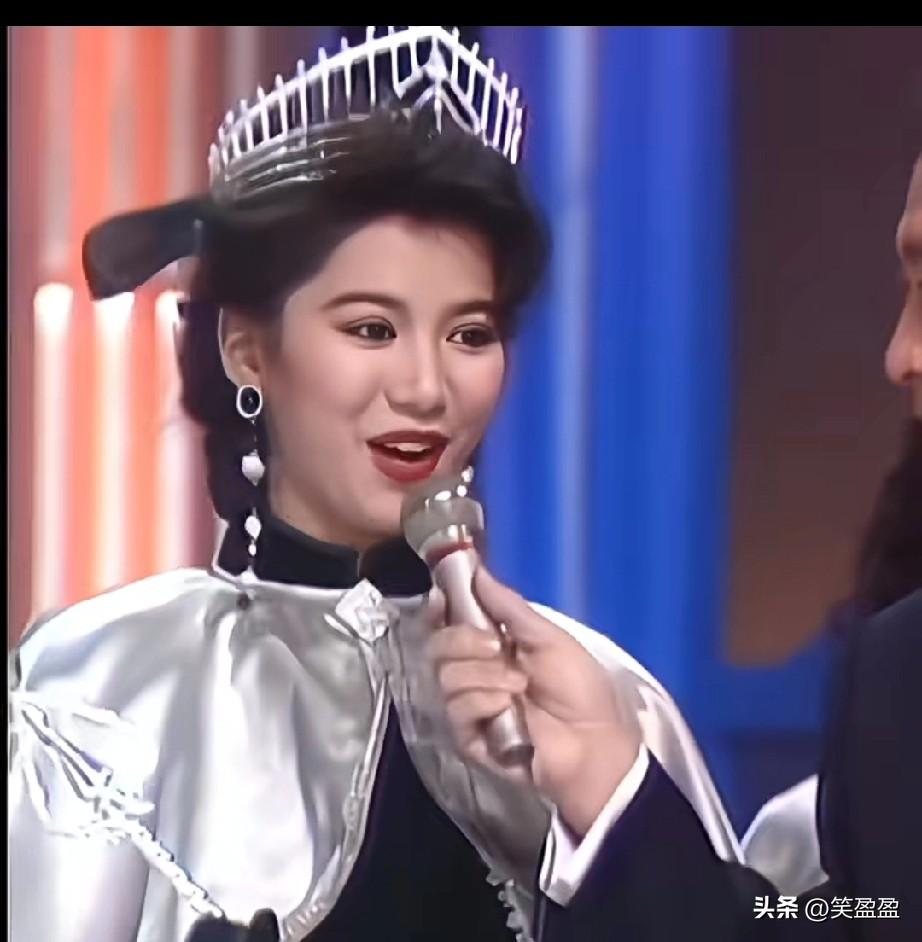 没想到
当年大大咧咧的袁咏仪
也是港姐冠军
你喜欢她吗？