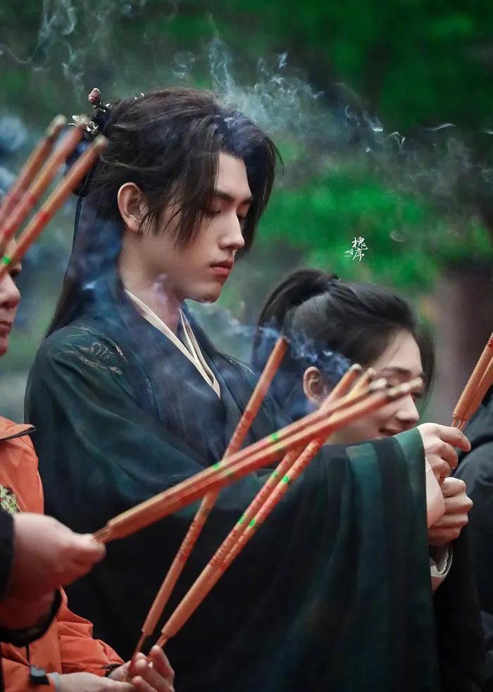 陈飞宇 王影璐古装仙侠剧《献鱼》今日开机路透造型，陈飞宇身着黑色戏服与众多主创现