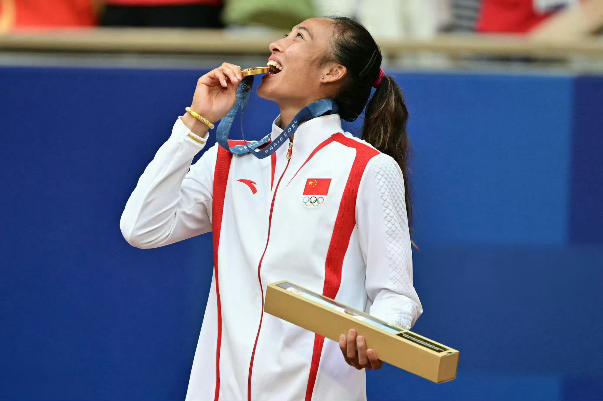 回顾 2024 年的郑钦文 ：【 三冠 】 巴黎奥运会冠军 、WTA 250 赛