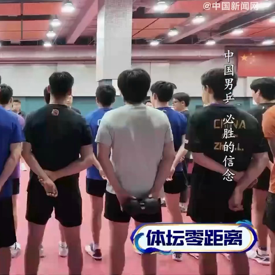 我们队长手里还拿着花生球呢 
