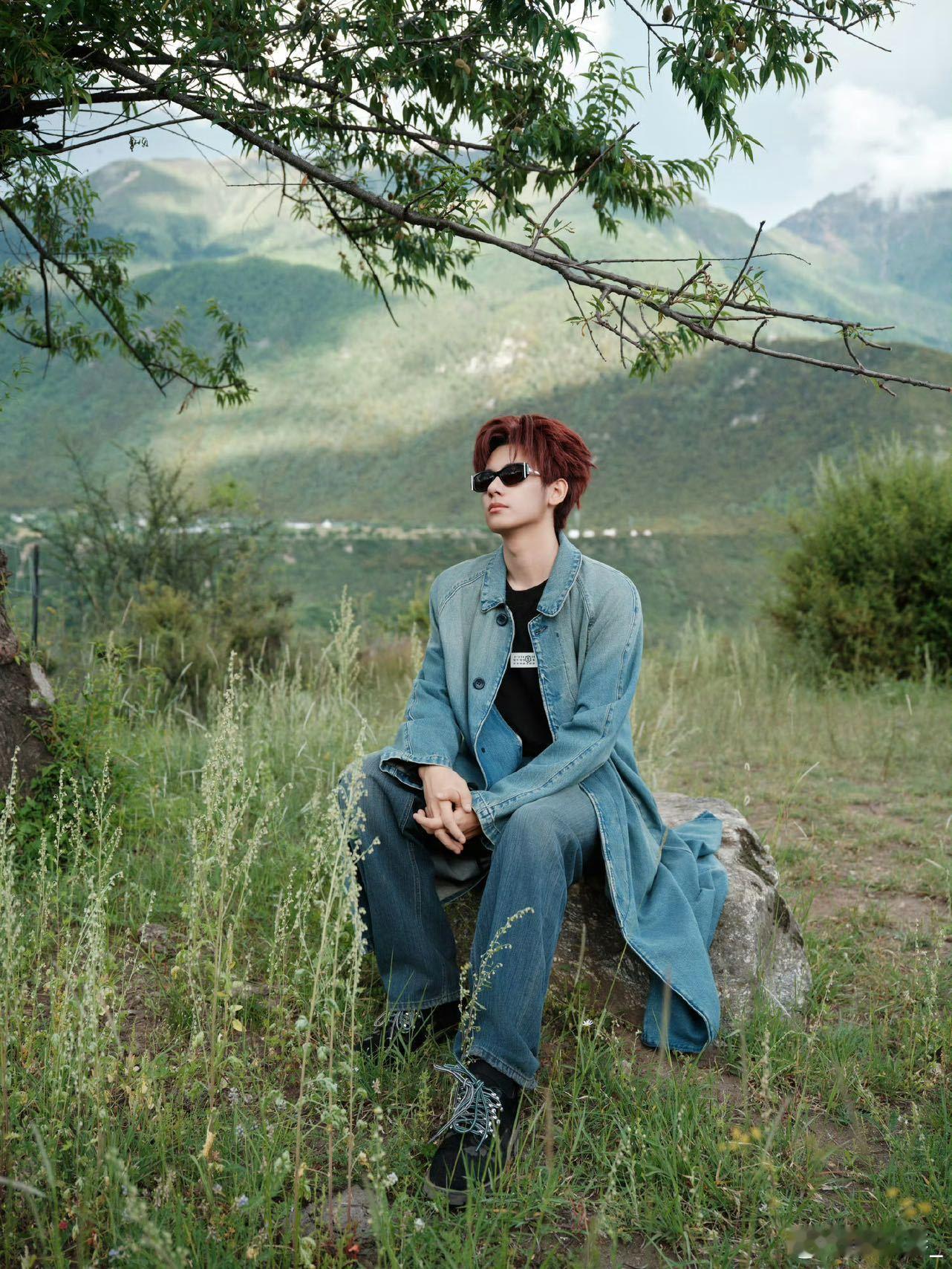  外星从的演出结束，胡先煦狂奔向舞台的画面，太有少年漫那味儿了！不掺一丝杂质的祝