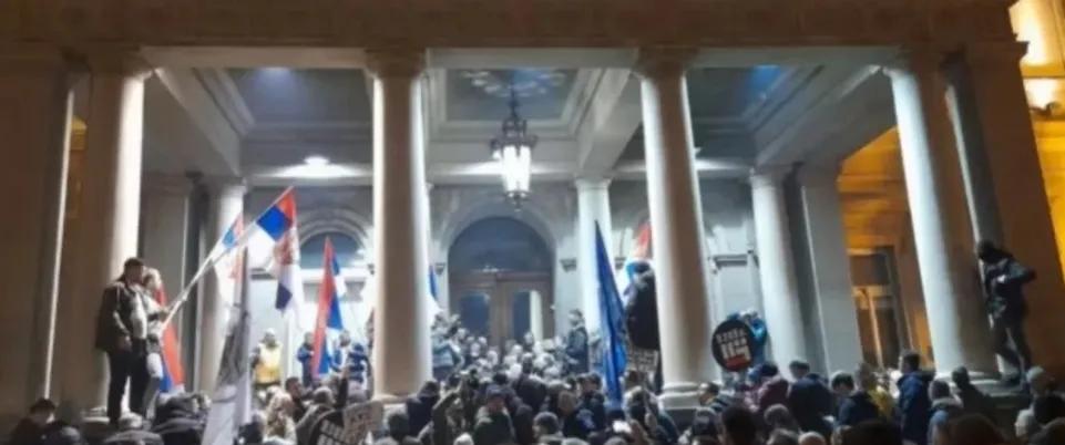 今天，塞尔维亚首都贝尔格莱德的街头，塞尔维亚反对派不服地方选举的结果，再次举行大