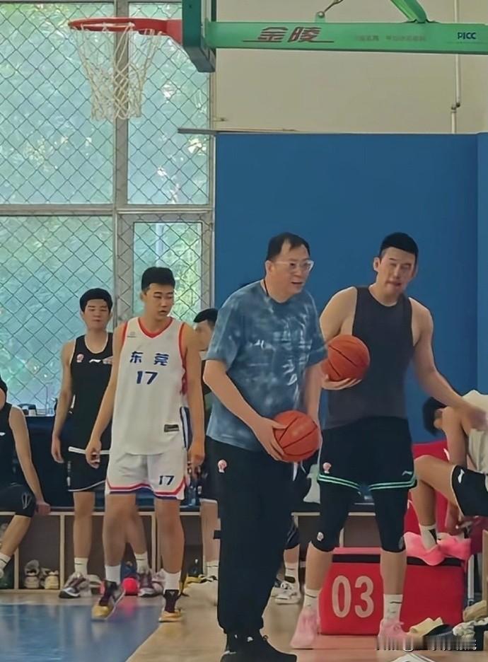 来自广东宏远梯队的刘卫霖正式签约辽宁男篮！

辽宁男篮夏训期间看到了一位身穿东莞