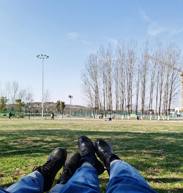 就说庄好好的经历，未婚先孕，孩子登记在父母名下，母子只能以姐弟相称，这其中的心酸