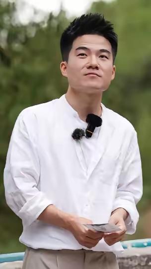董宇辉放下商品的那一刻，才真戳中了家长们的痛处——没收手机换不来听话，只会把孩子