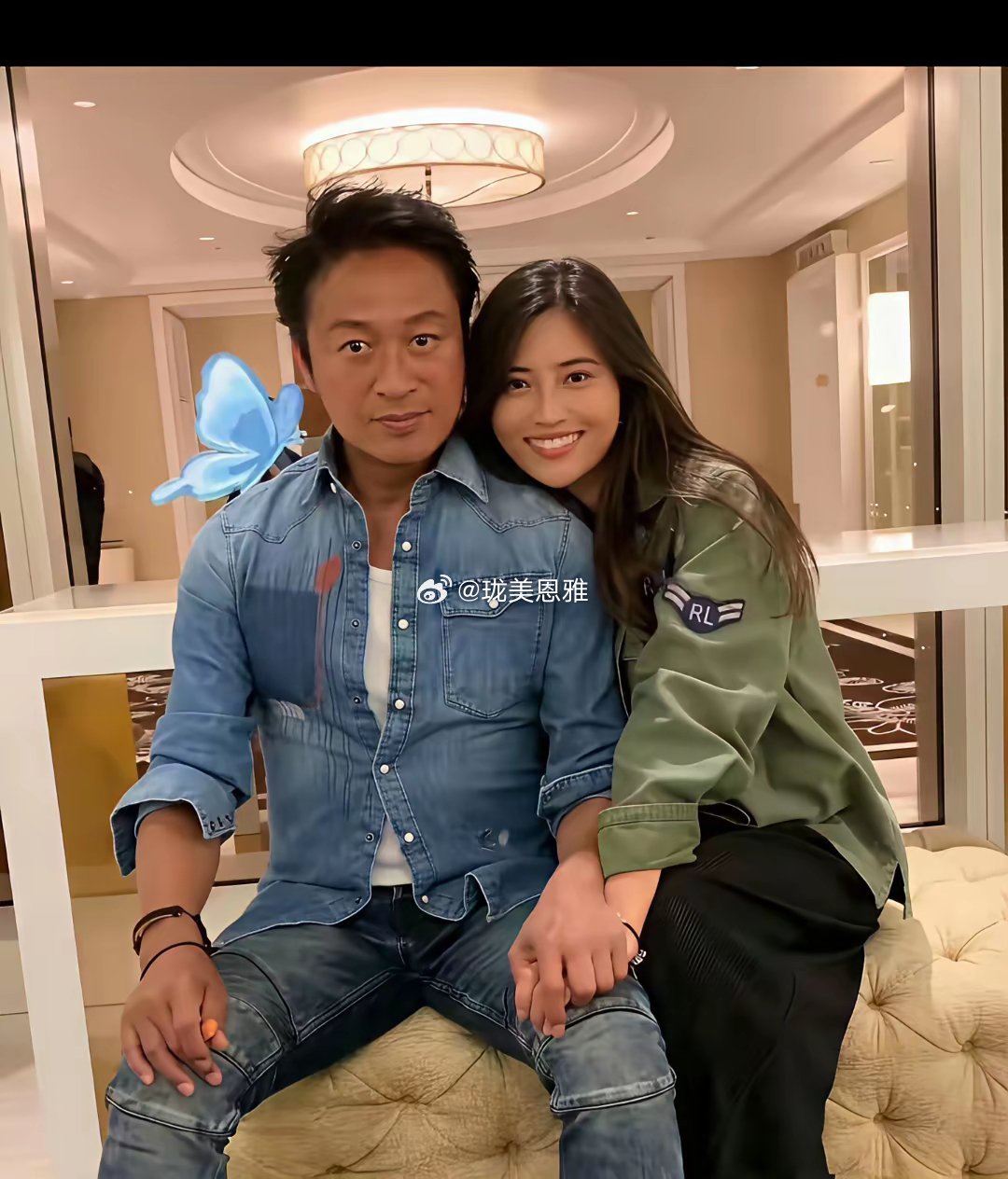 都沦落到景区卖艺唱歌赚钱了而且现任跟前任因为抚养费的事闹的整个网络上沸沸扬扬的，