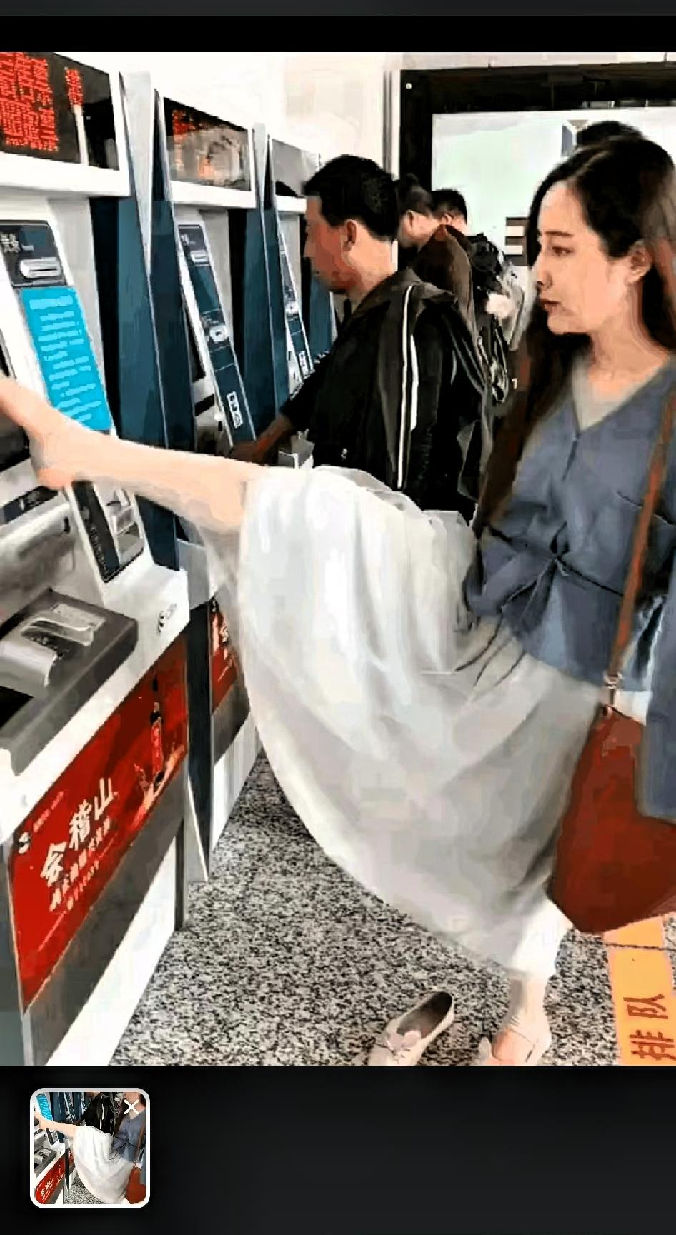 杭州地铁站，售票机前。
一个女子抬起右脚，脚趾在屏幕上快速点选，动作流畅得让人惊